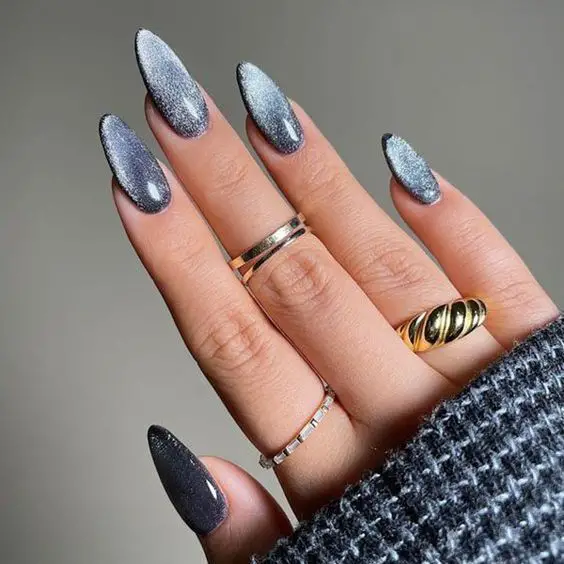 Tipo de unhas decoradas com esmalte magnético cinza azulado