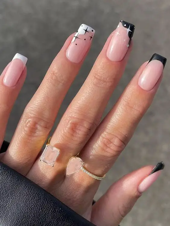 unhas com adesivos decorados minimalistas