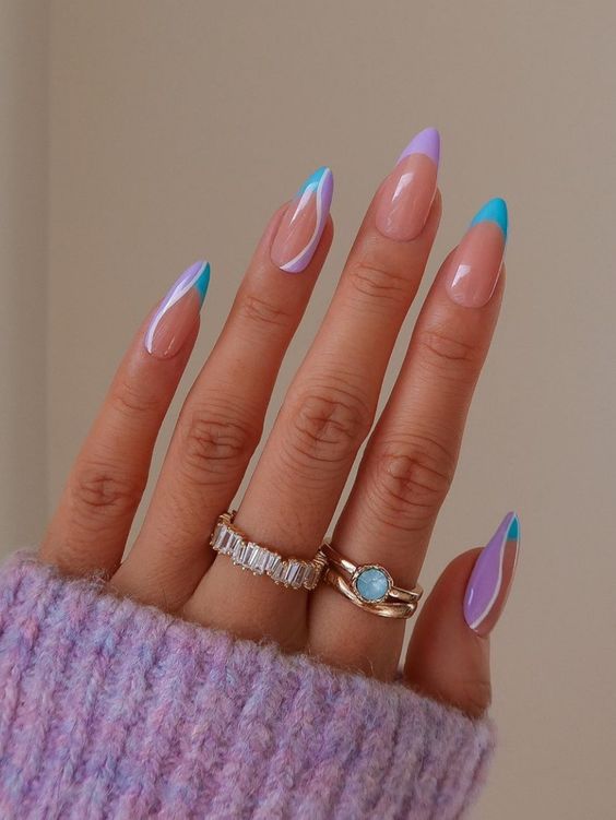 unhas minimalistas coloridas nas cores roxo e azul