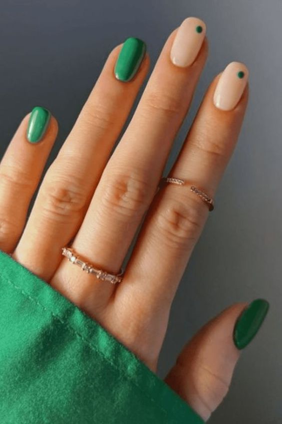 unhas pintadas com verde vibrante