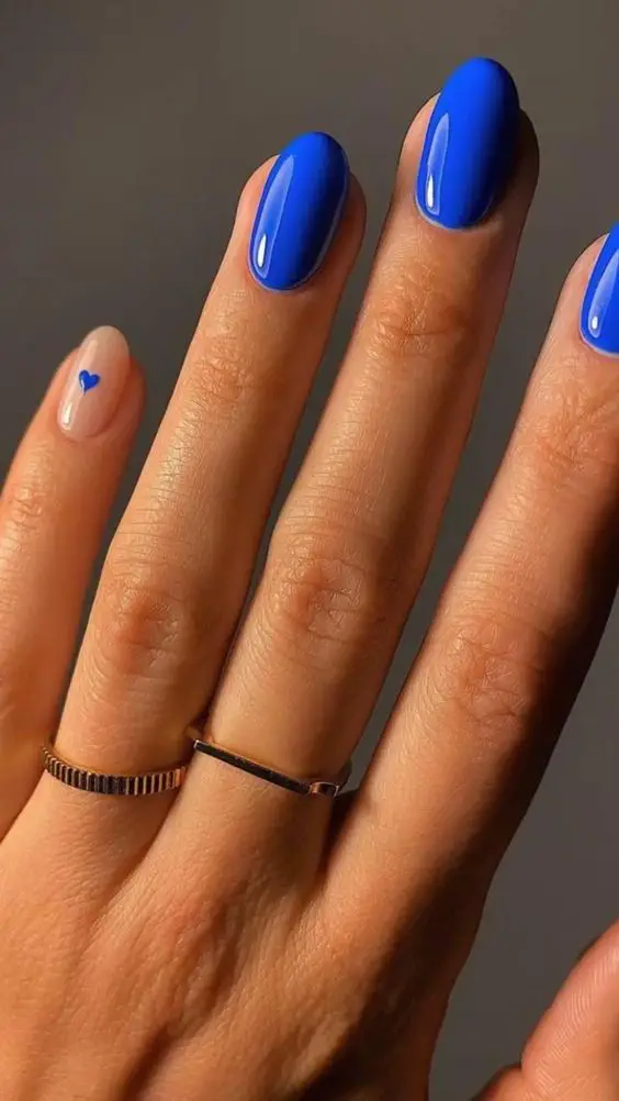 unhas esmaltadas de azul vibrante