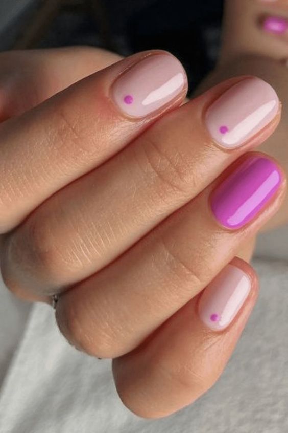 unhas decoradas com cores neutras e rosa