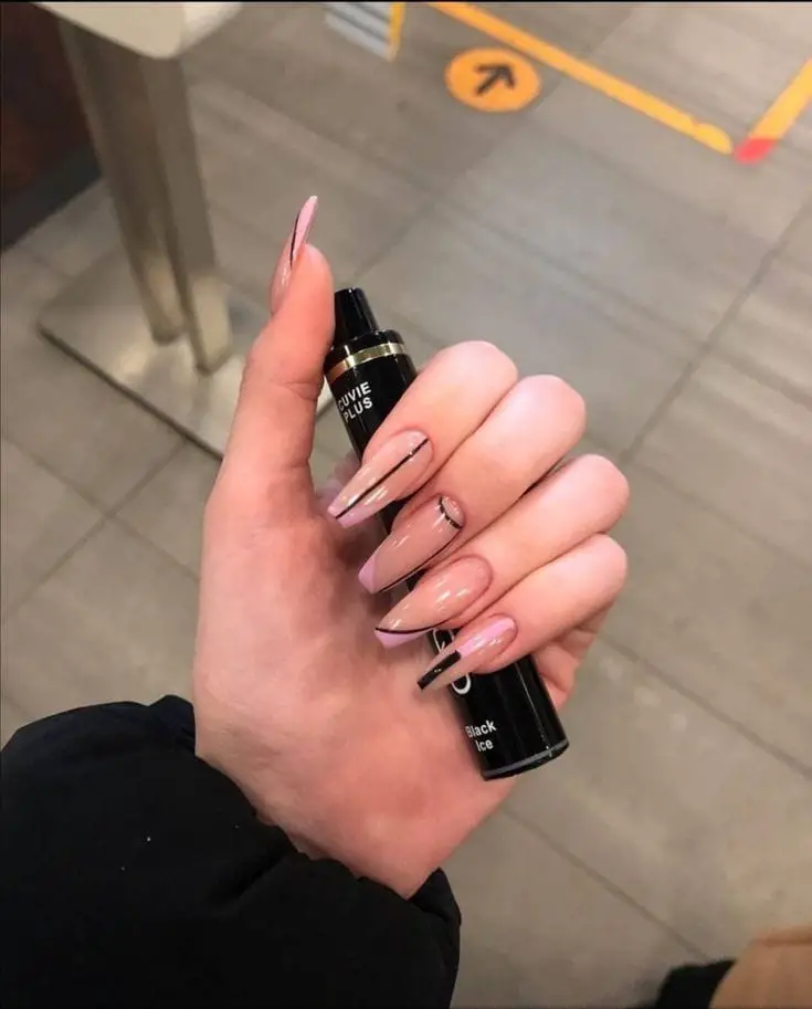 unhas minimalistas na cor preta com listras retas