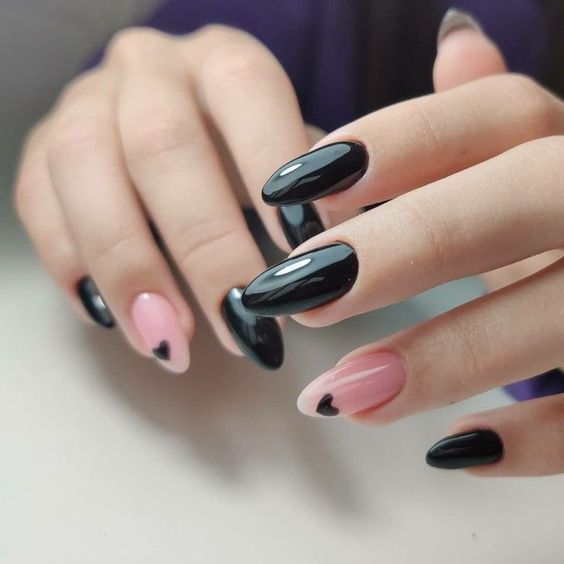 unhas combinando o esmalte preto e rosa com detalhe de coração preto