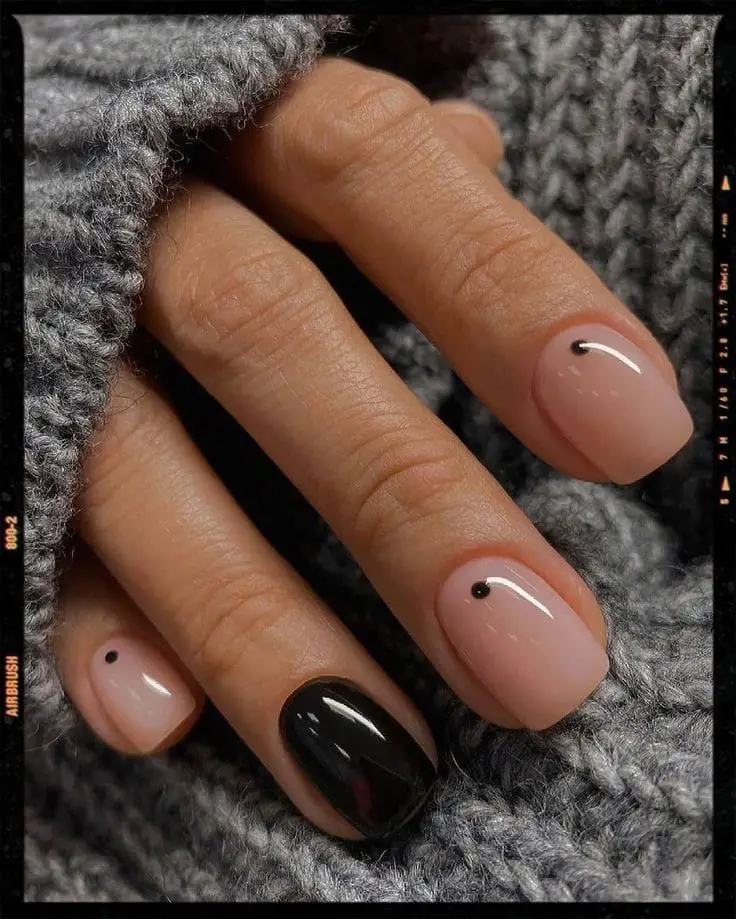 nails simples mas ousadas na cor preta