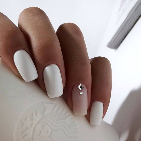 modelo minimalista de unha pintada com esmalte branco fosco