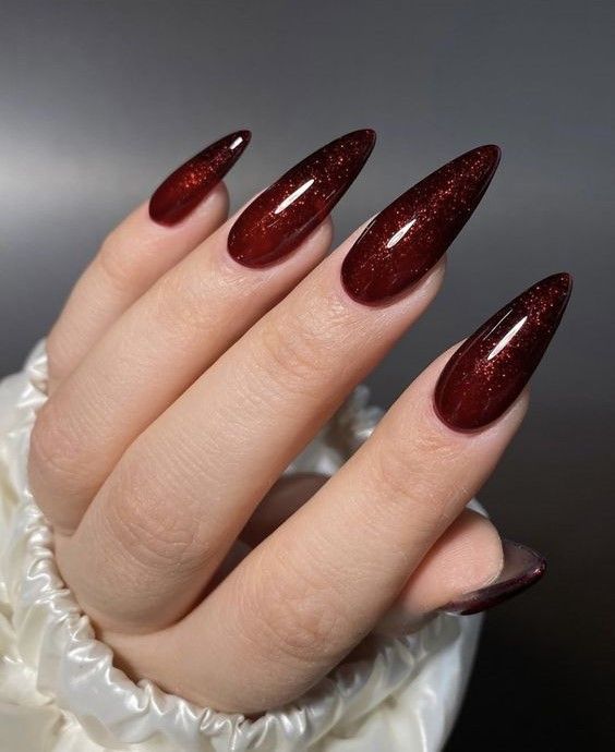 Formato de unha stiletto com esmaltação vermelha com glitter