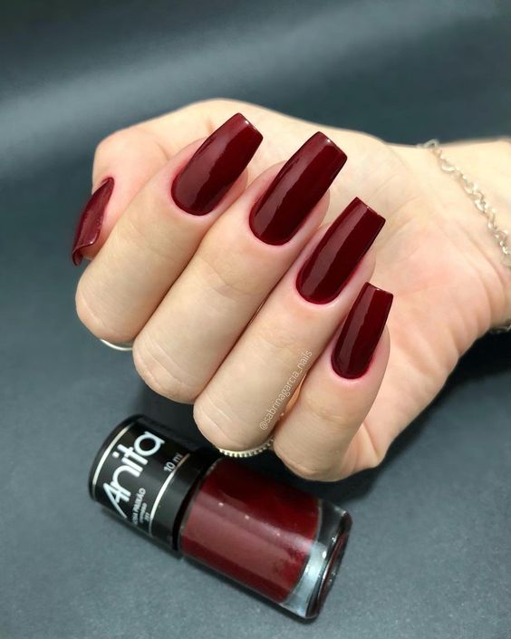 Unhas clássicas de inverno 2023 vermelho bordô