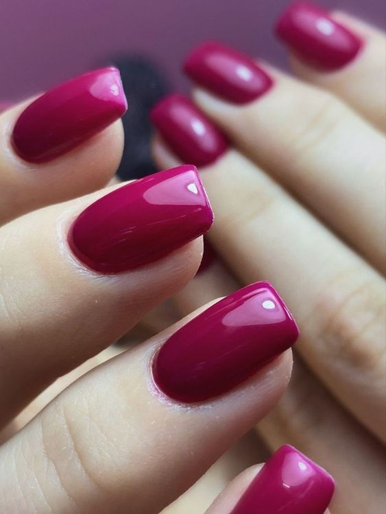 Esmalte com a cor do ano 2023 viva magenta