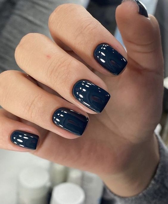 Esmaltação em gel na cor azul marinho intenso