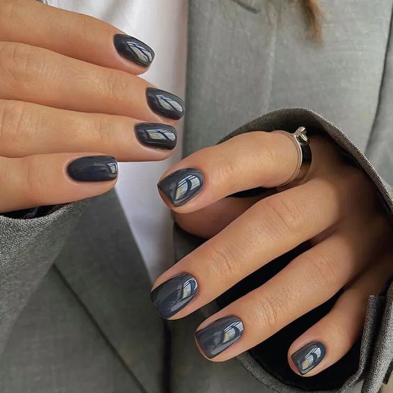 Unhas de inverno 2023 em gel na cor cinza