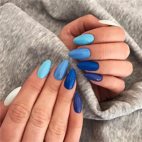 combinação de cores de azul claro e escuro em unhas