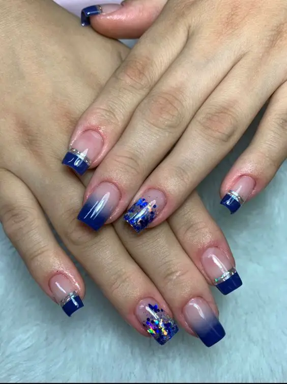 unhas encapsuladas com decoração azul