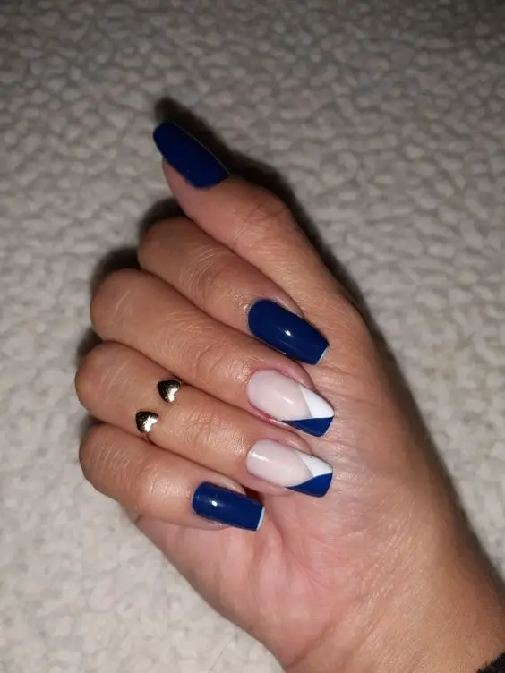 unhas decoradas na cor branco e azul