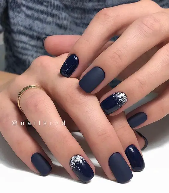 unhas simples com decoração em azul e prata