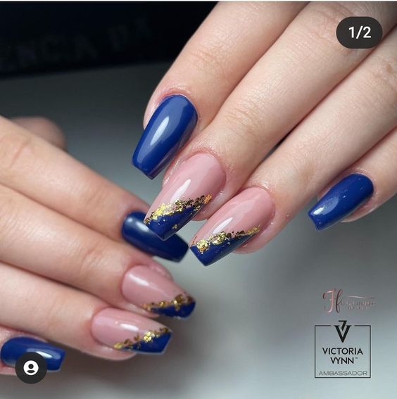 combinação de esmaltes azul e rosa em unhas