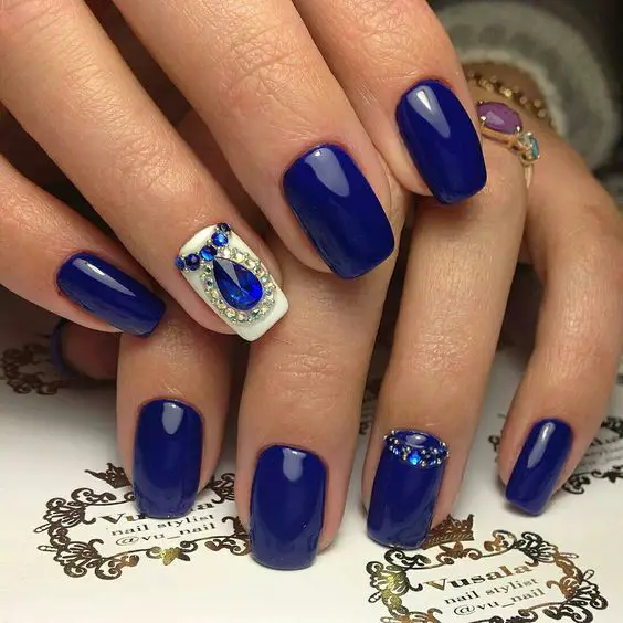 unhas azul marinho decoradas com pedras preciosas