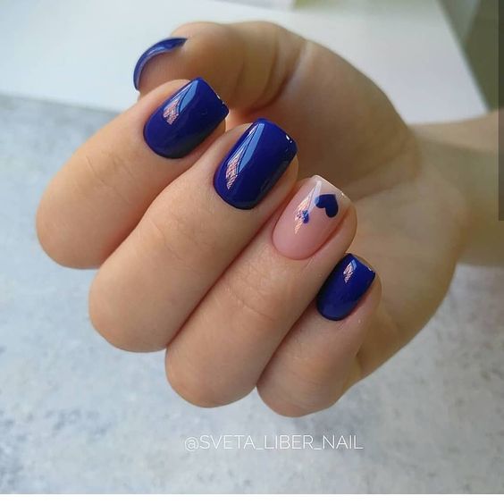 unhas charmosas na cor azul marinho e rosa