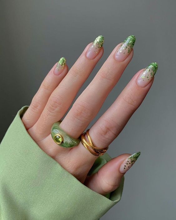 Modelo de unhas ombre verdes com glitter 2023