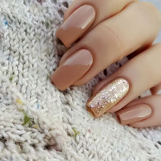 Modelo de unhas nude com glitter 2023