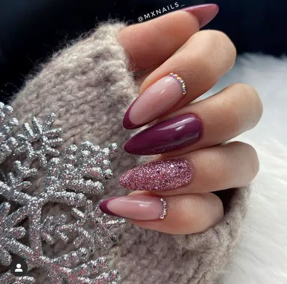 Modelo de unhas elegantes amendoadas com tons de roxo