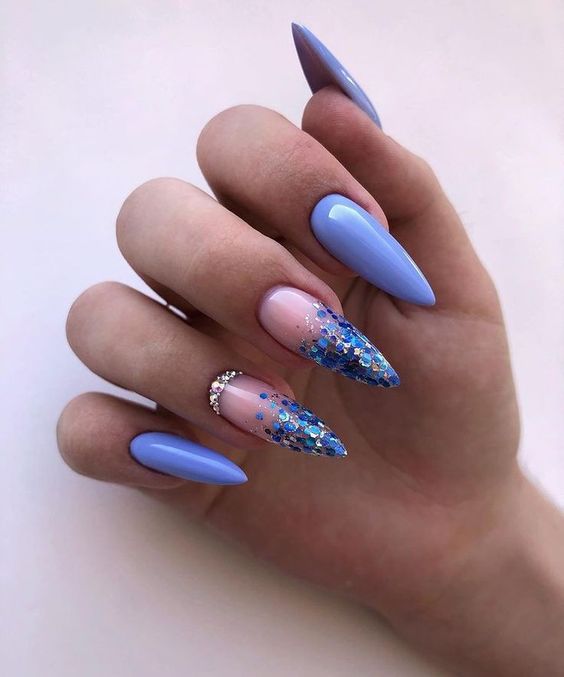 unhas azuis com glitter 2023