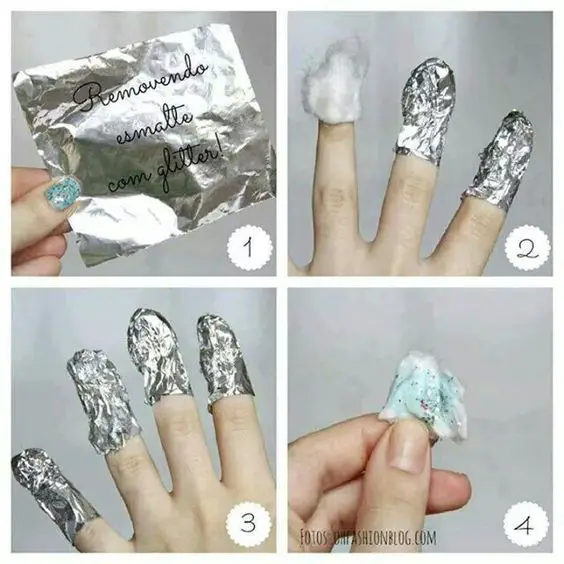 Removendo unhas com brilhos com papel aluminio