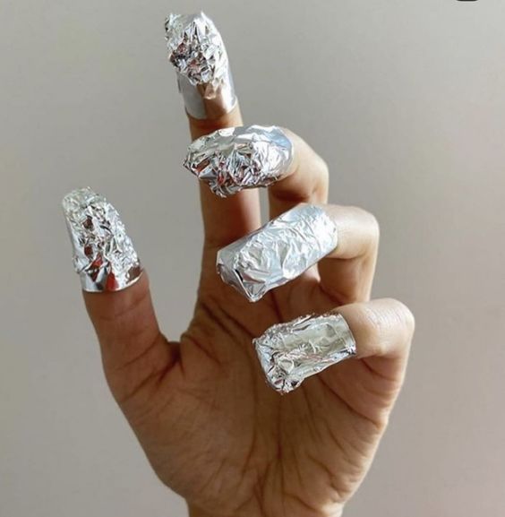 Papel alumínio envolto aos dedos