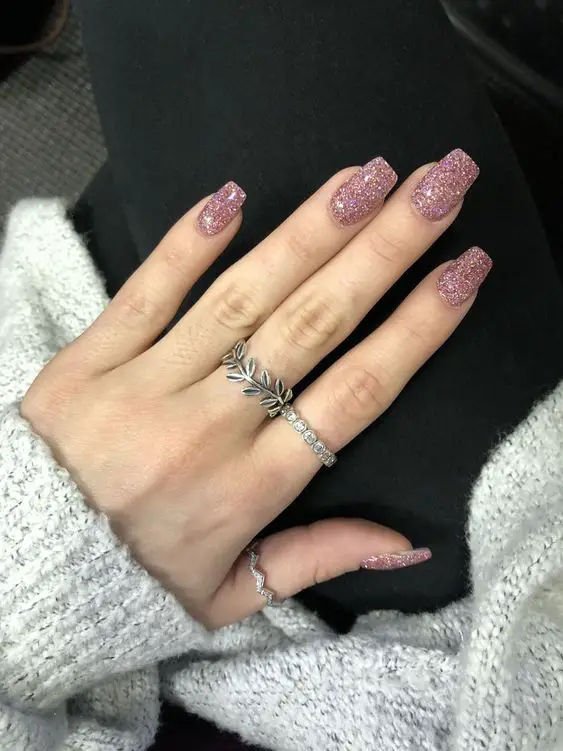 Nails brilhantes com glitter rose