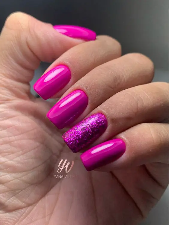 Ideias de nails rosa com glitter