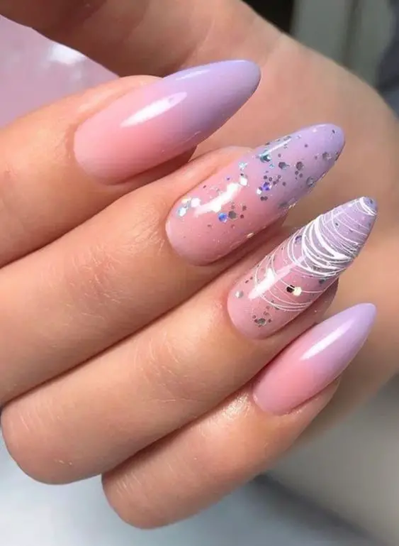 Modelo de unhas em gel compridas lilás com toques de glitter