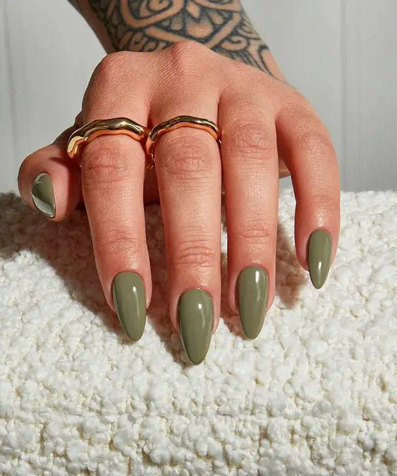 Lindas unhas verde oliva