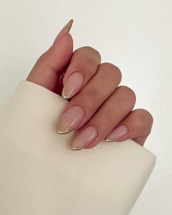 Unhas com esmalte dourado nas pontas