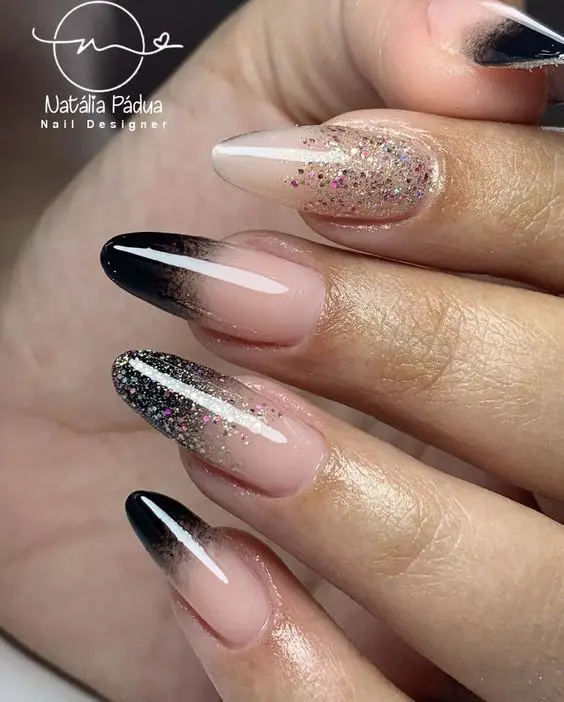 Exemplo de unhas encapsuladas com glitter e esmalte prero