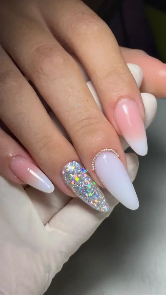 Exemplo de unhas encapsuladas brancas com glitter prata