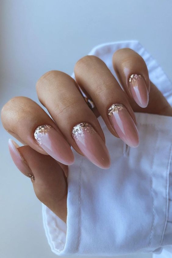 Nails almond nude com glitter