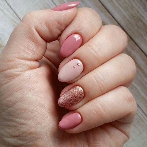 Exemplo de unhas amendoadas decoradas curtas 2023 rosa envelhecido com glitter