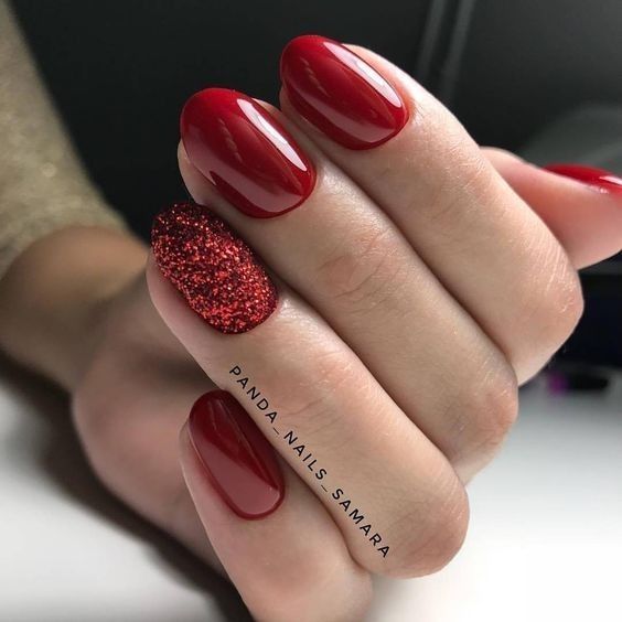 Esmaltação vermelha com filha única com glitter