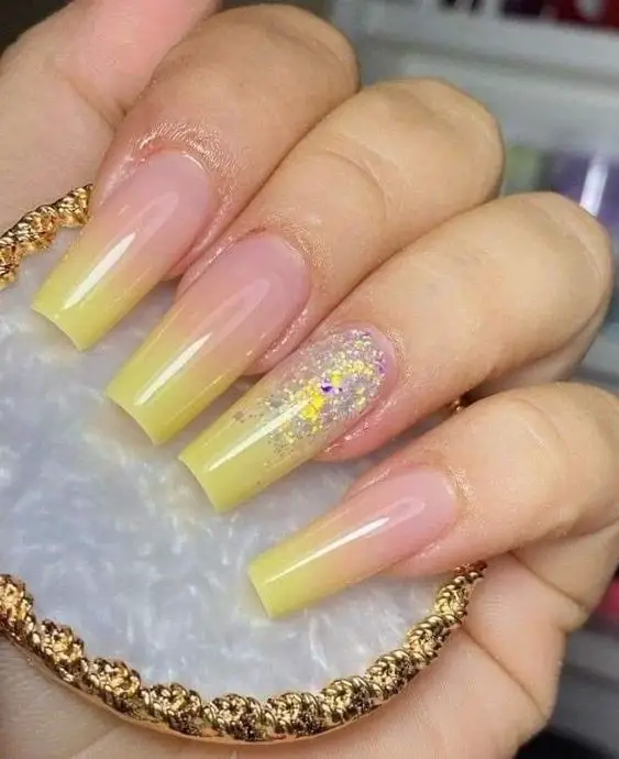 lindas unhas decoradas amarelas 2023 com glitter