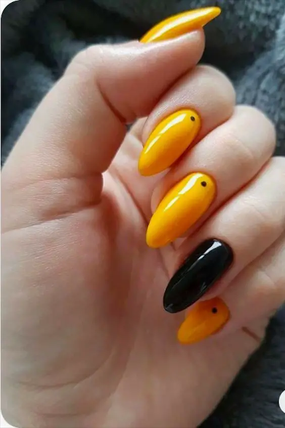 unhas vibrantes pintadas de amarelo e preto