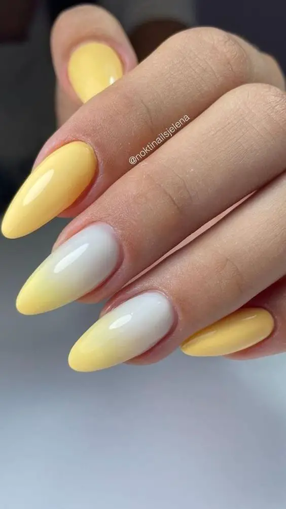 combinação de esmaltes amarelo e branco em unhas pintadas