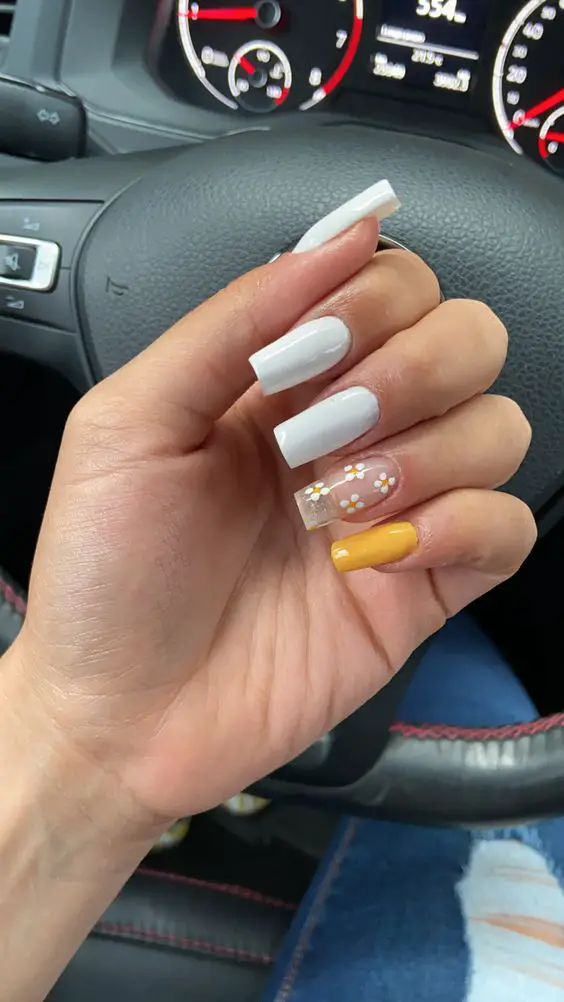 unhas decoradas amarelas com branco 2023 simples para usar