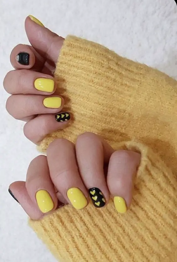 modelo de unhas decoradas com esmalte amarelo e preto simples 2023