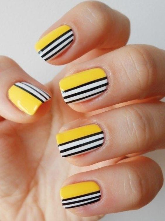 unhas amarelas com desenhos de listras petras