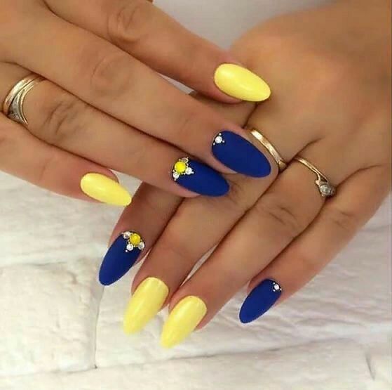 unhas decoradas combinando as cores amarelo e azul