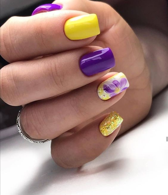 unhas decoradas combinando as cores amarelo e roxo