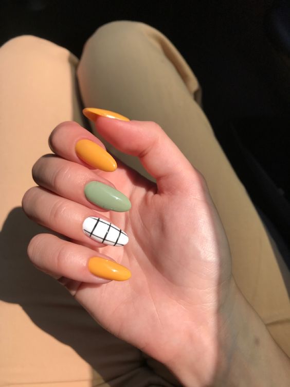 unhas decoradas combinando as cores amarelo e verde