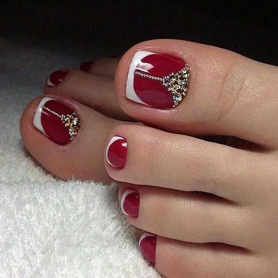 Francesinha branca decorada nos pés com esmalte vermelho