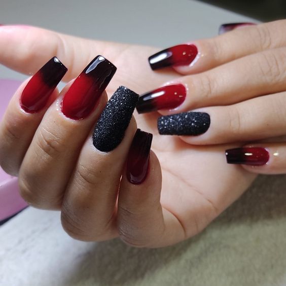 Decoração de unhas vermelhas com preto