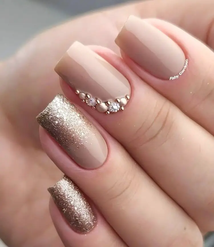 Exemplo de nail art nude com glitter e joias